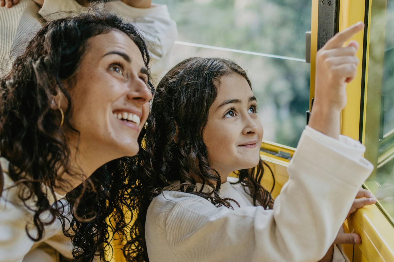 Femme et fille souriantes dans le Téléphérique de Montserrat