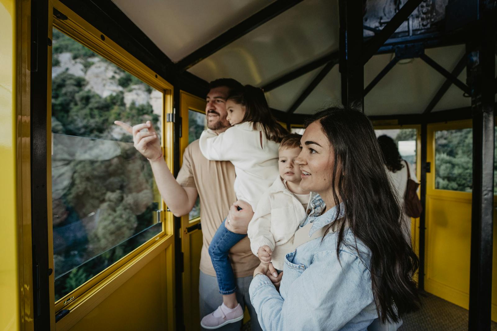 Famille heureuse regardant le paysage depuis le Téléphérique de Montserrat